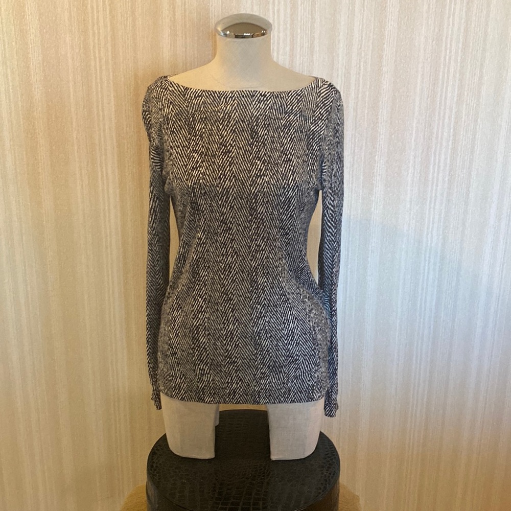 Black/white sweater